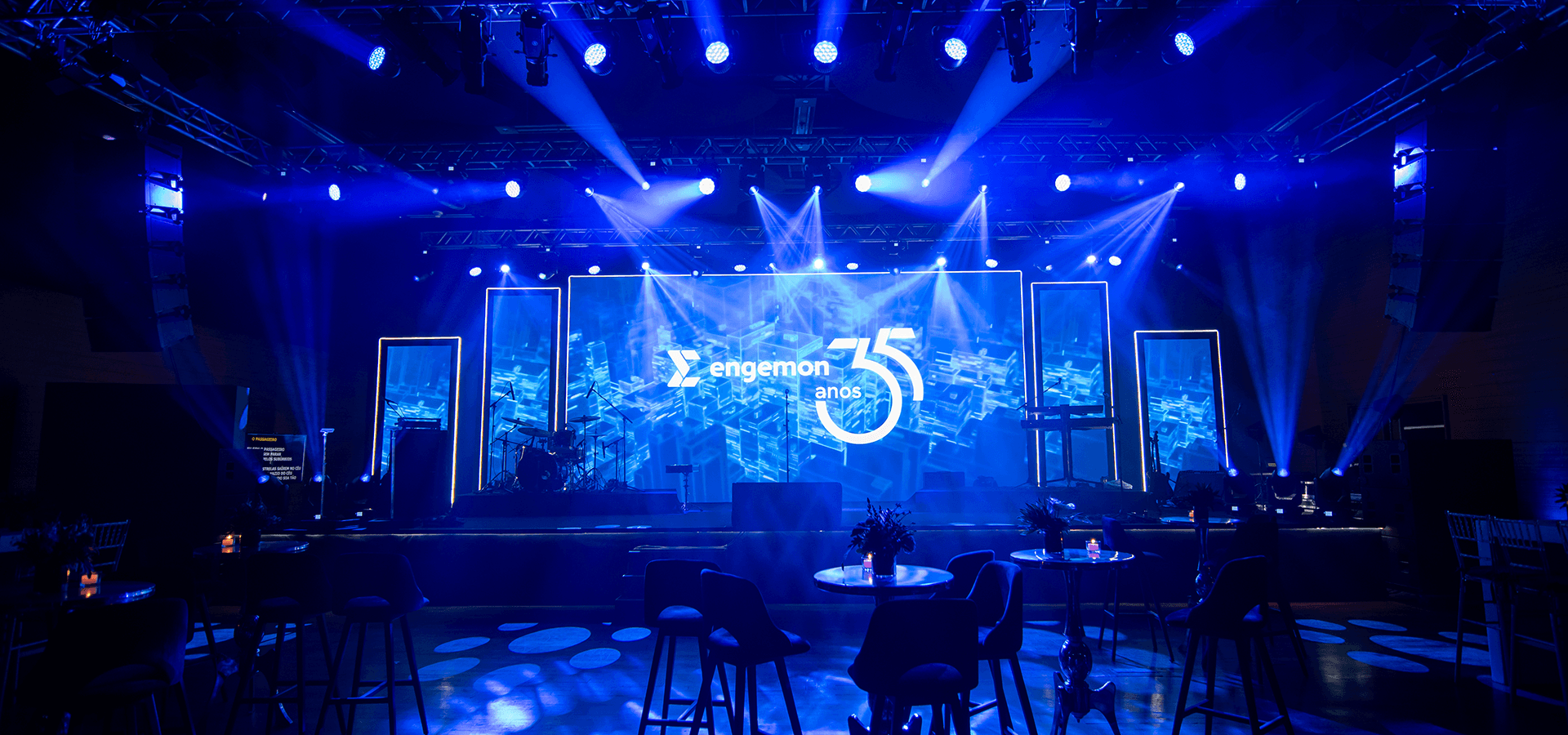 Evento corporativo com iluminação azul